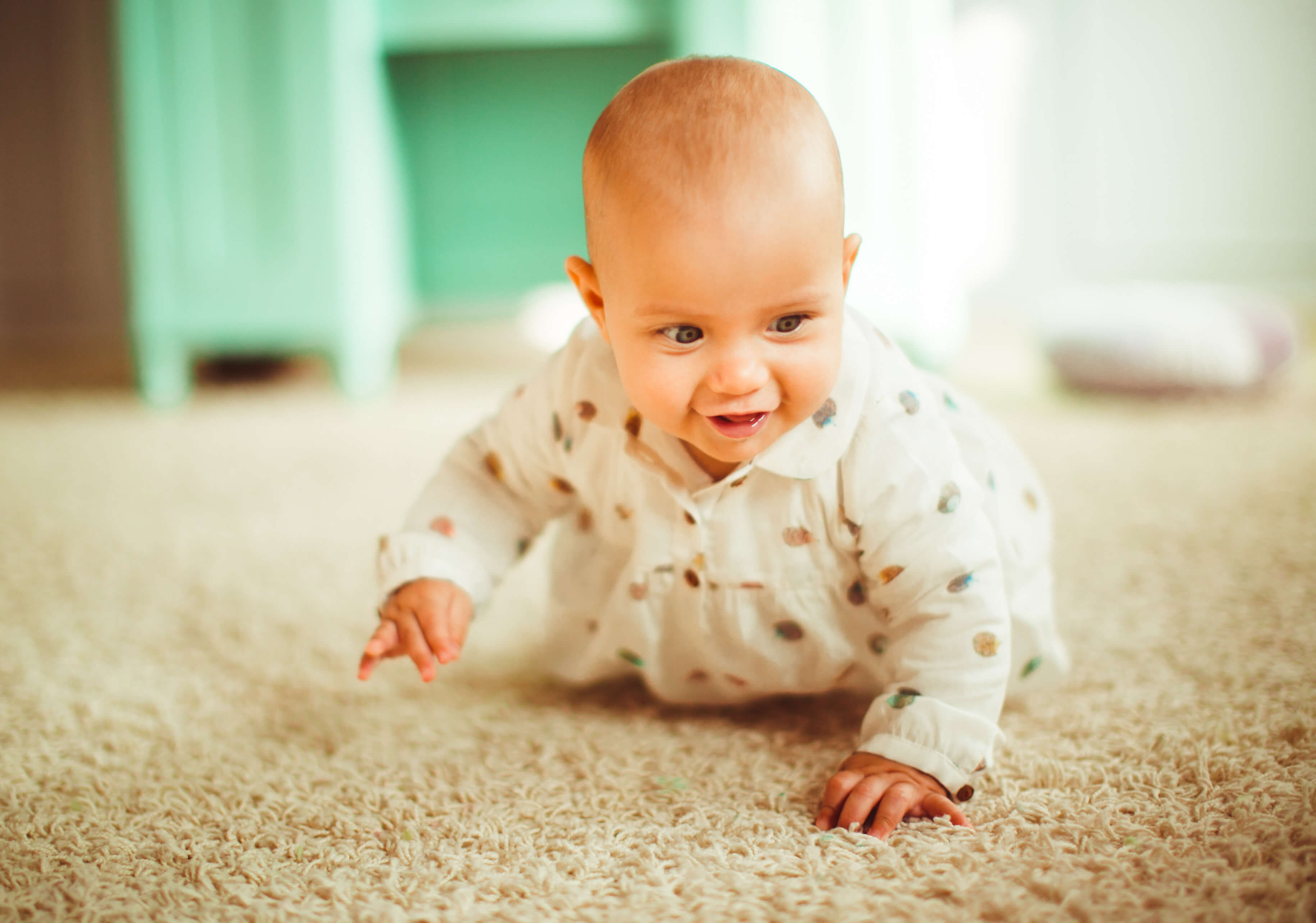 bébé sur tapis